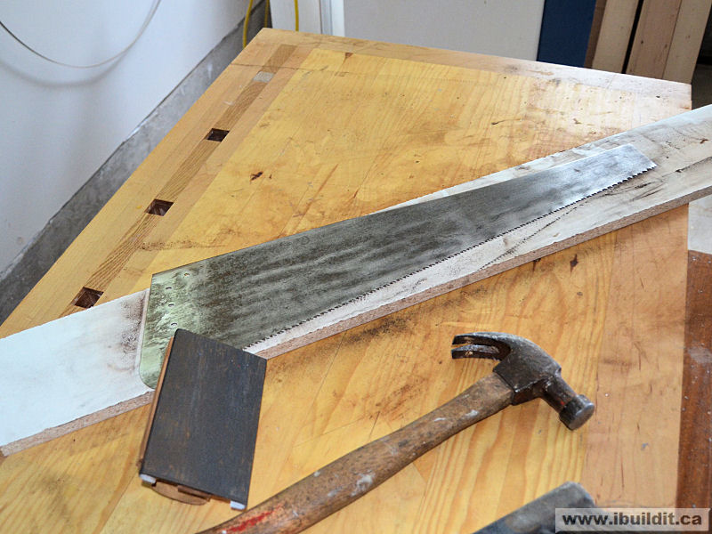 cleaning a handsaw